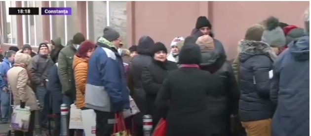 (FOTO) Cozi, nervi și îmbulzeală la Constanța, la împărțirea ajutoarelor de la Uniunea Europeană
