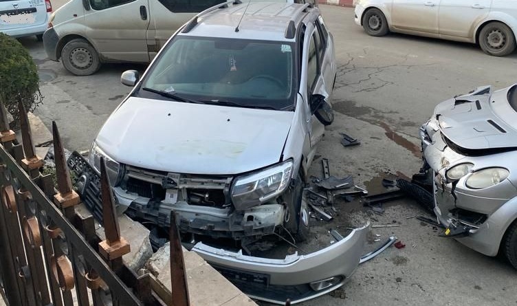 (GALERIE FOTO) Accident rutier în apropierea pieței din Năvodari. Două autoturisme, grav avariate