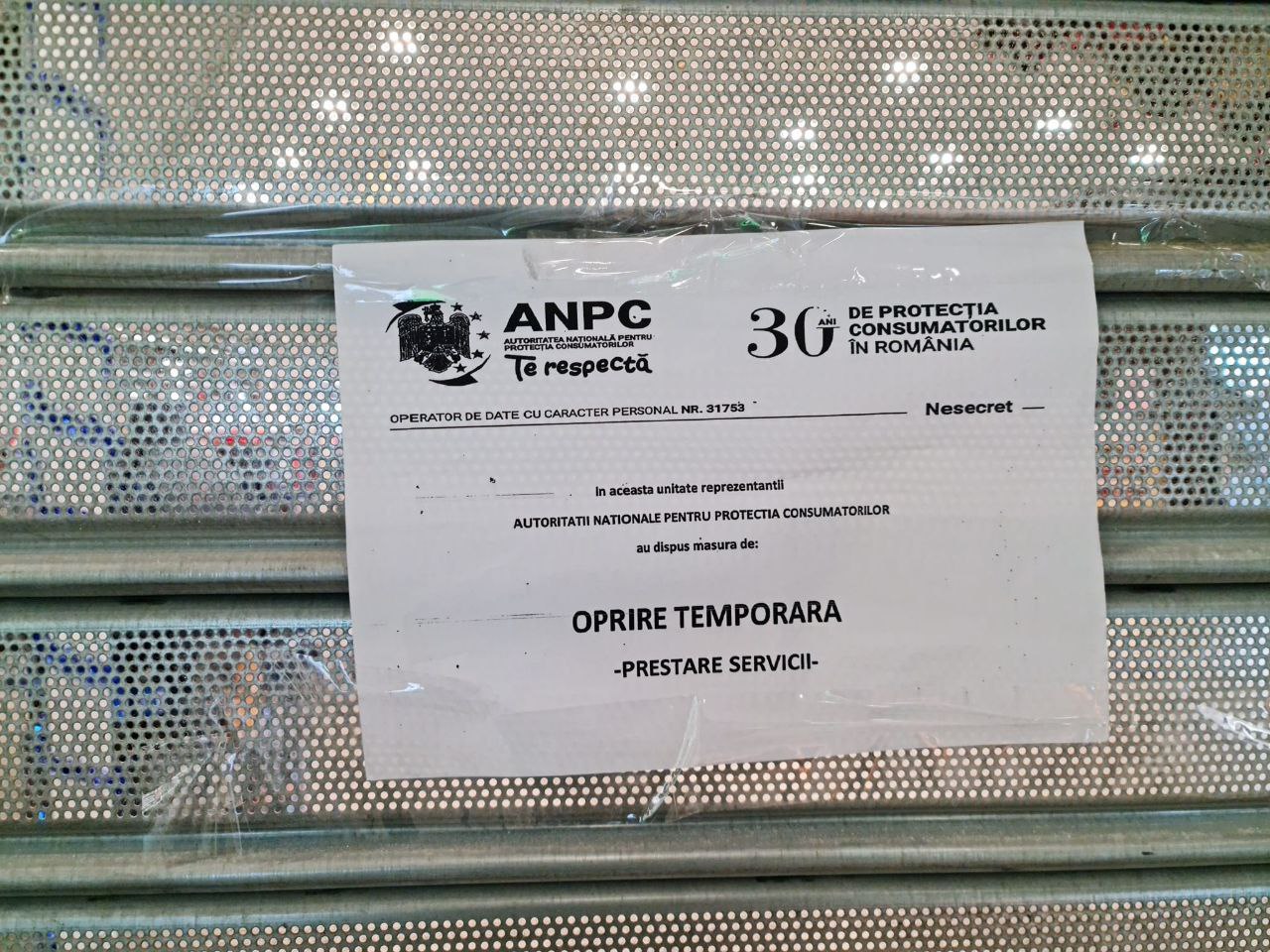 (FOTO) Un cunoscut supermarket, ÎNCHIS din cauza condițiilor insalubre de desfacere