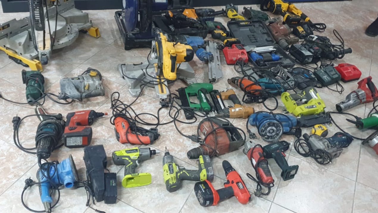 Doi tineri din localitatea Valu lui Traian, arestați pentru furt de scule electrice în valoare de 50.000 de lei
