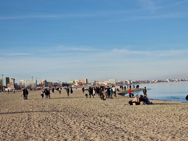 (FOTO) Sute de constănțeni și turiști au petrecut prima zi din 2023 pe plajă