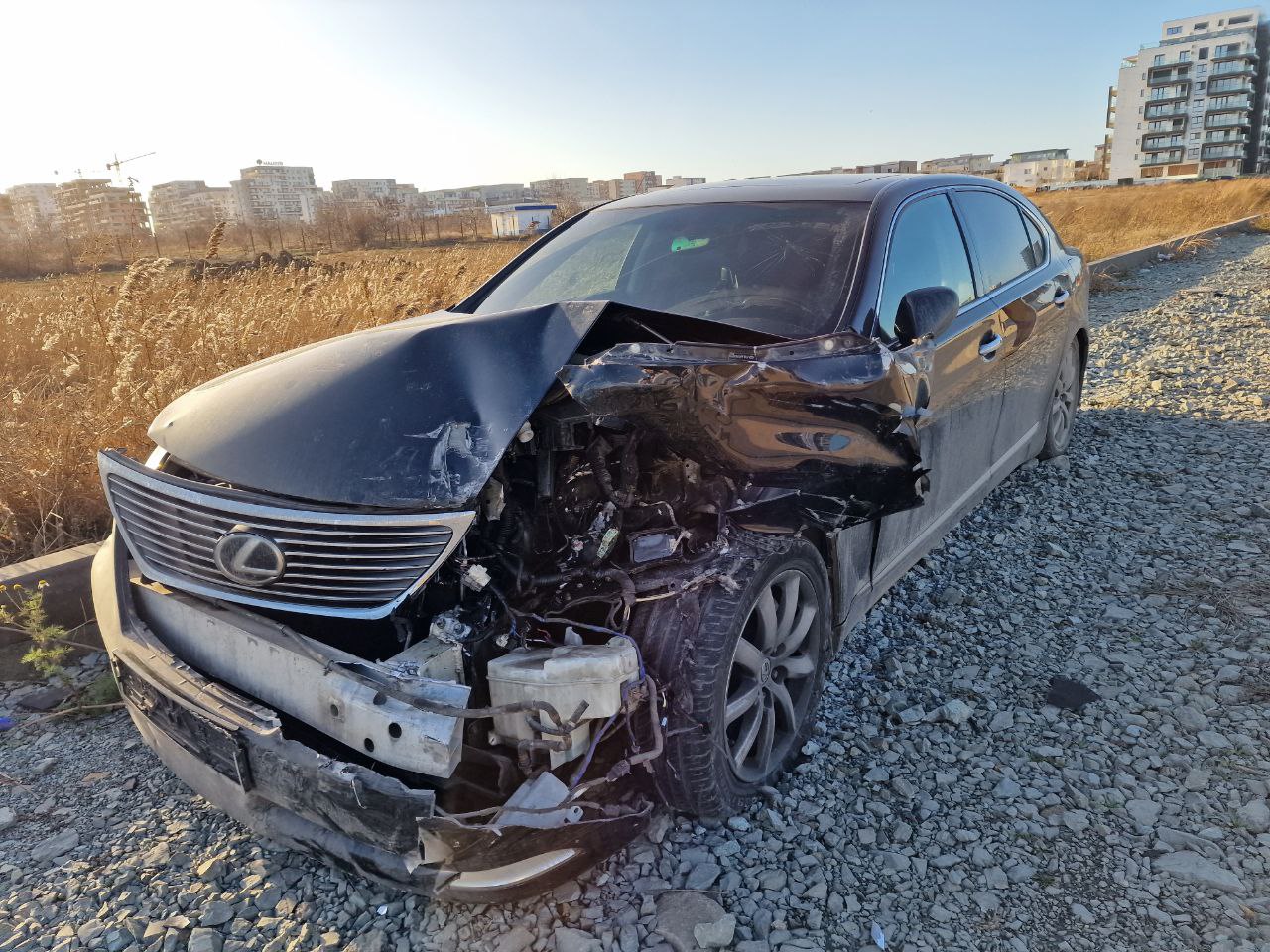 (FOTO) Accident cu trei mașini în zona Carrefour: O mașină cu numere de Ucraina a fost implicată în coliziune