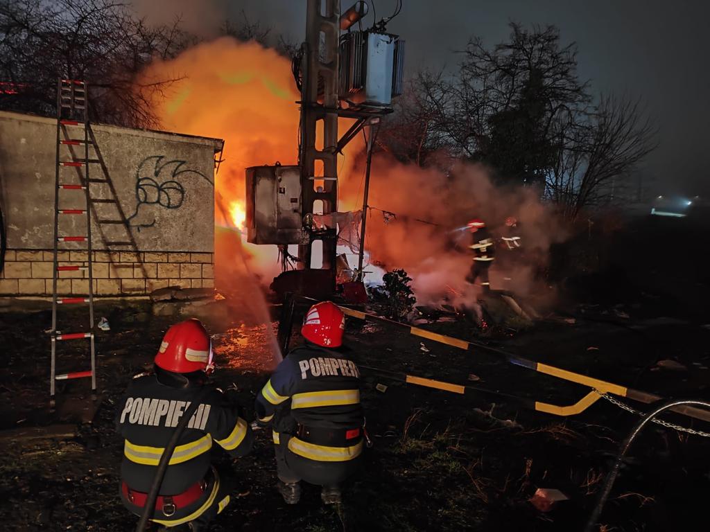 (FOTO) Tulcea: Un adăpost improvizat al oamenilor străzii a luat FOC