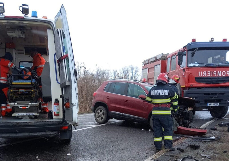 Accident rutier lângă Sibioara: O persoană este încarcerată