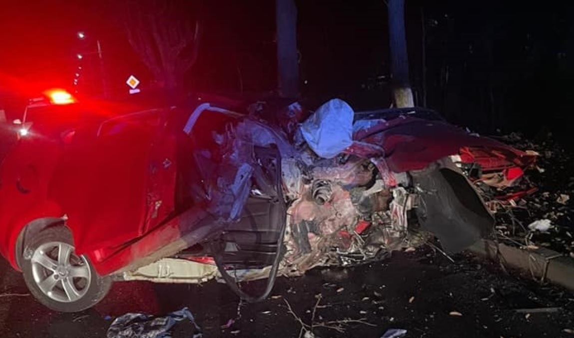 Un tânăr de 20 de ani a MURIT pe loc într-un accident teribil după ce a intrat cu mașina într-un copac