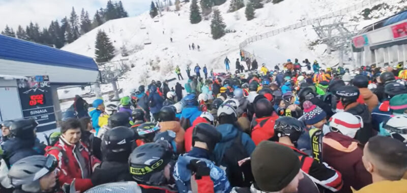 “Vai de capul nostru, ce am ajuns!”: Mii de turiști au stat la cozi IMENSE, pentru a urca la cota 1400 din Sinaia