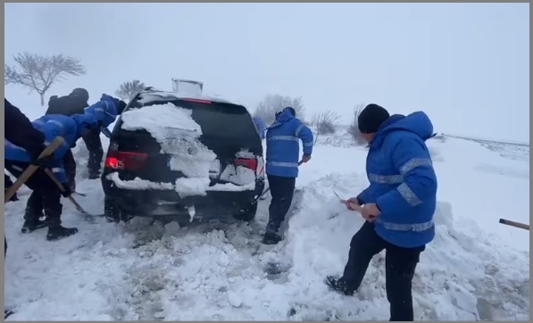 Nouă drumuri naționale sunt ÎNCHISE din cauza zăpezii. Restricţii de trafic pe alte artere rutiere
