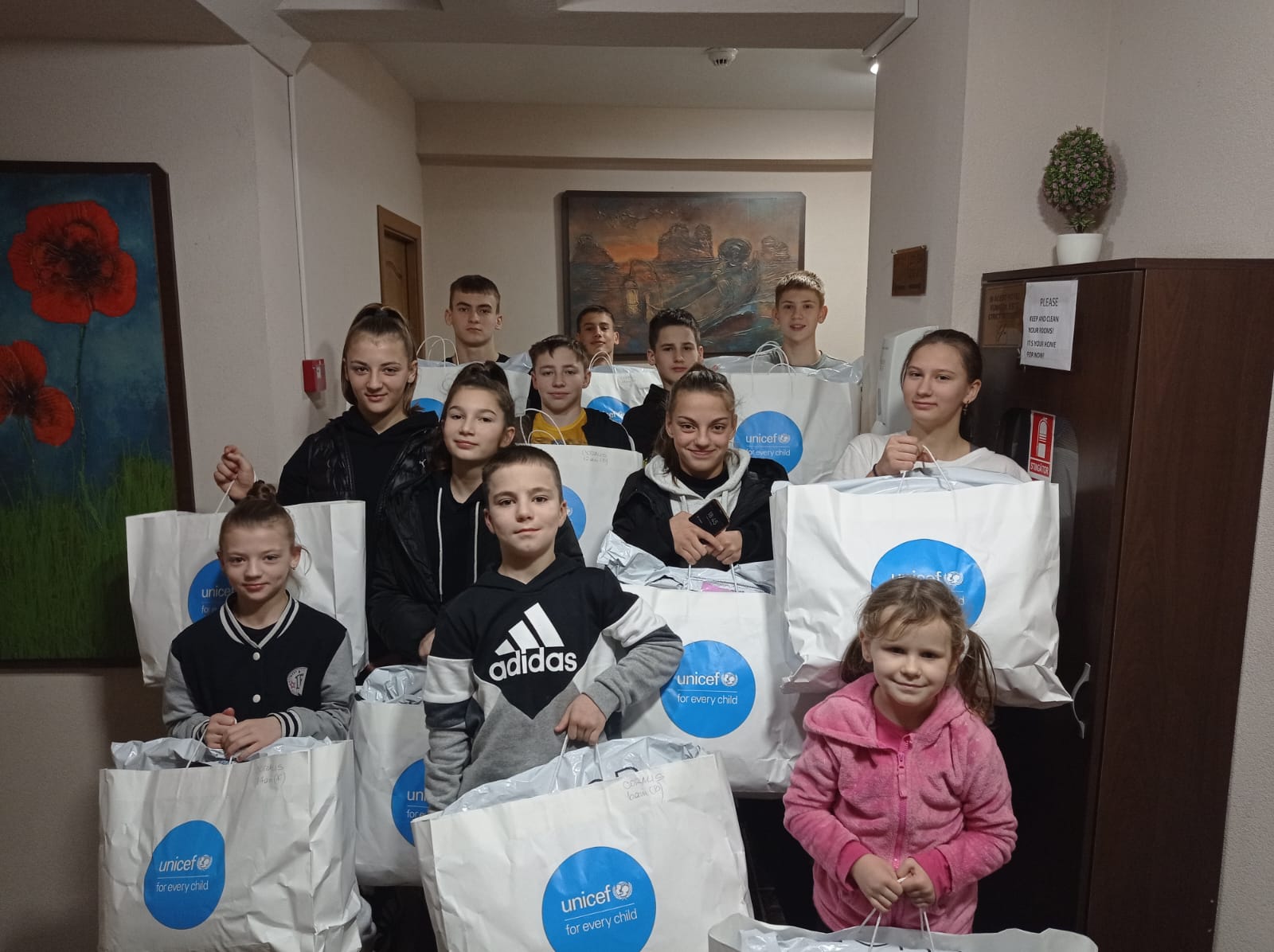 UNICEF România alături de Fundația World Vision România au distribuit haine pentru 350 de copii ucraineni din Eforie