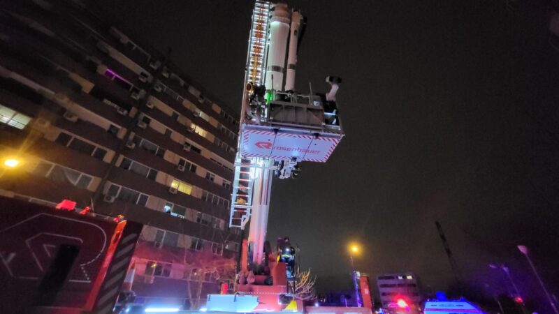 (VIDEO) Incendiu provocat de o femeie cu probleme psihice într-un apartament dintr-un bloc de pe strada Baba Novac