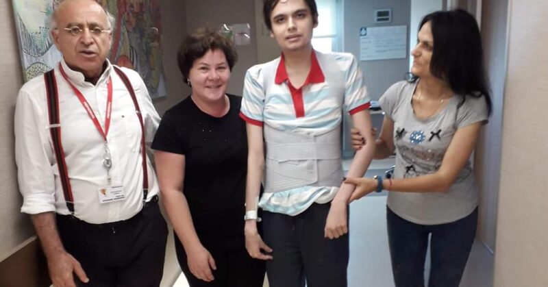 I-au fost implantate în coloană, greșit, două tije și douăzeci de șuruburi: Sabin are nevoie de ajutor pentru tratament