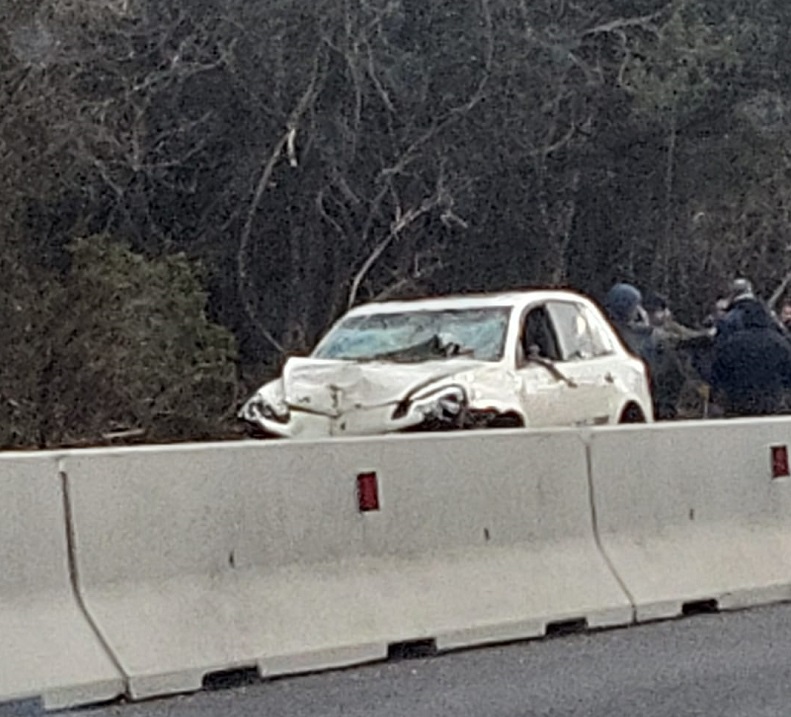 Accident rutier în zona Neptun! Un autoturism a intrat într-un copac. Șoferul a MURIT
