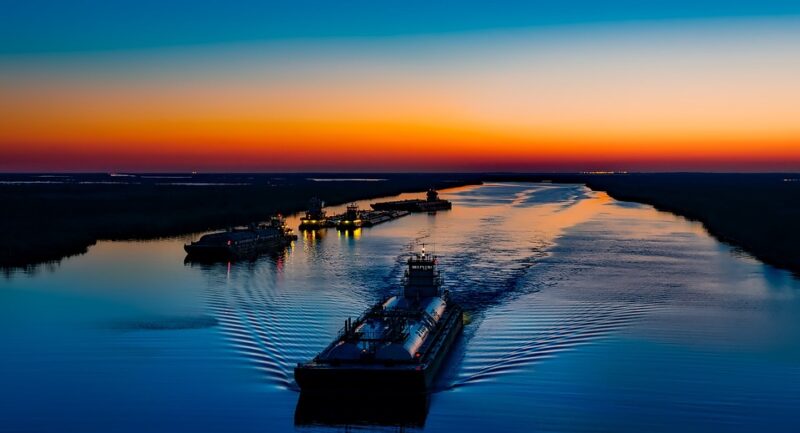 O barjă s-a scufundat în zona Canalului Poarta Albă-Midia Năvodari: Motivul ar o fisură în cala navei