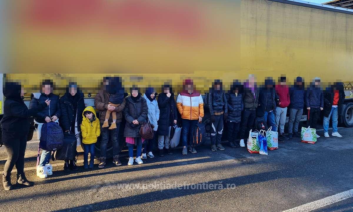 (FOTO) Trecere frauduloasă a frontierei: Oamenii legii au descoperit 52 de cetățeni străini ascunși în compartimentele pentru marfă