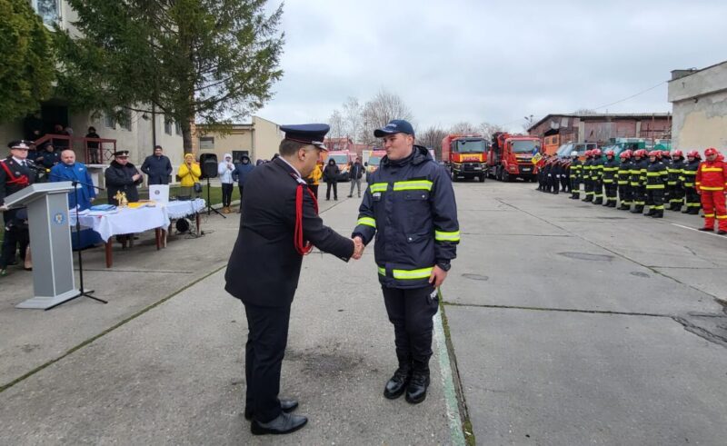 De Ziua Protecției Civile, Gabi, voluntar la Stația de Pompieri Tuzla a fost premiat de inspectorul șef al ISU „Dobrogea“