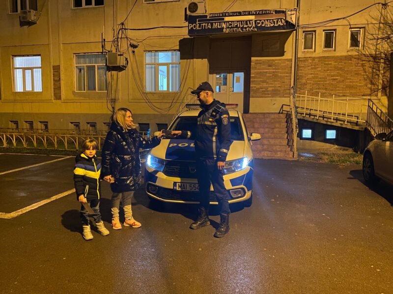 Spiritul civic nu a murit, la Constanța: o femeie a predat polițiștilor un portofel cu bani, găsit pe stradă