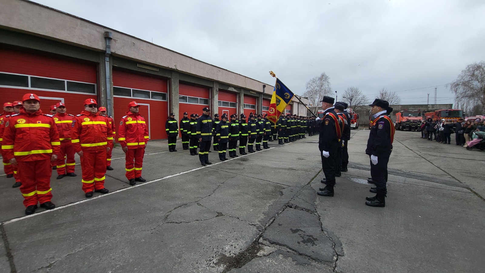 (FOTO) Noii pompieri constănțeni ai Inspectoratului pentru Situații de Urgență „Dobrogea“ au depus jurământul militar