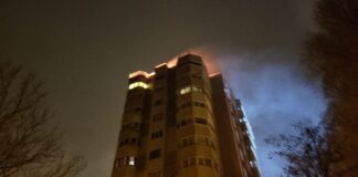Incendiu de proporții la acoperișul unui bloc din Faleză Nord