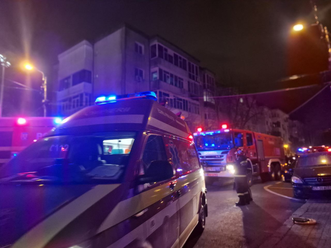 Noapte agitată pentru pompierii constănțeni: Au intervenit pentru stingerea a două incendii