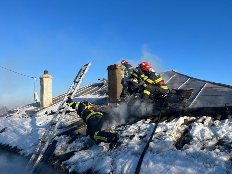 (VIDEO/FOTO) Intervenție DRAMATICĂ a pompierilor: Incendiu la un coș de fum din localitatea Somova