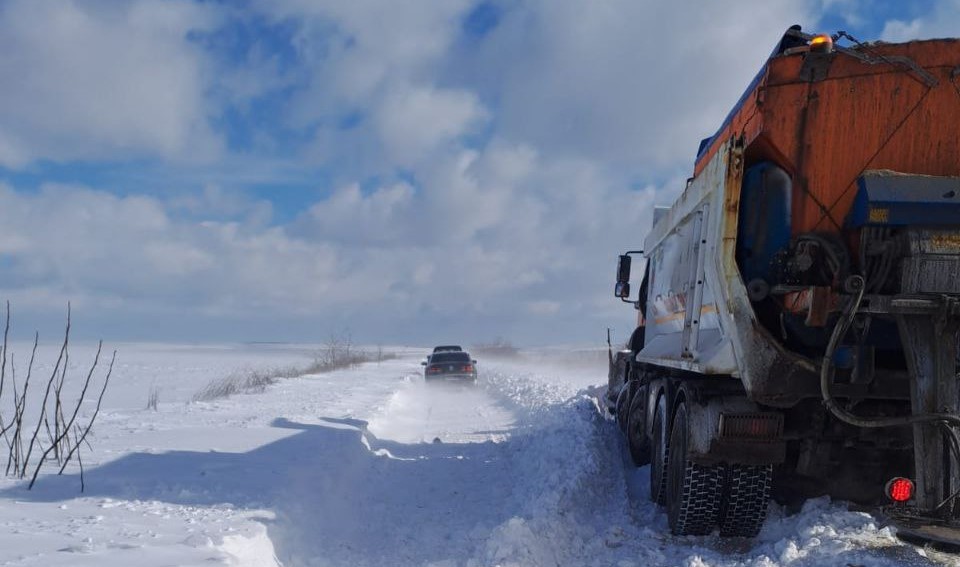 (VIDEO) Patru autovehicule blocate între Tufani și Văleni încă de noaptea trecută