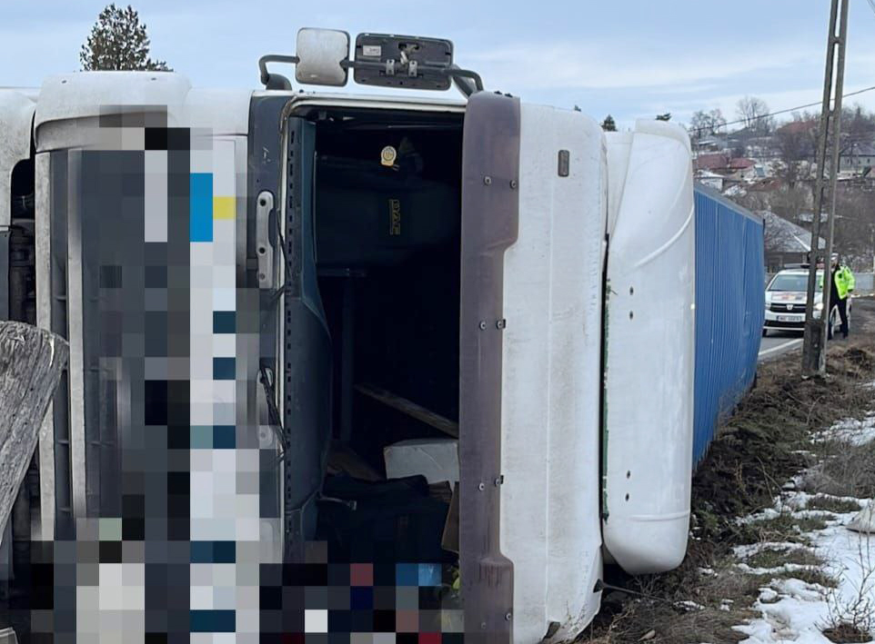 Un șofer ucrainian s-a răsturnat cu un cap tractor în localitatea Nalbant din Tulcea
