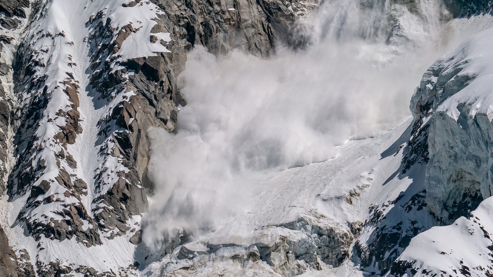 ATENȚIE! Risc major de avalanșe în Munții Bucegi și Făgăraș: salvamontiștii solicită ca turiștii să primească mesaje RO-ALERT