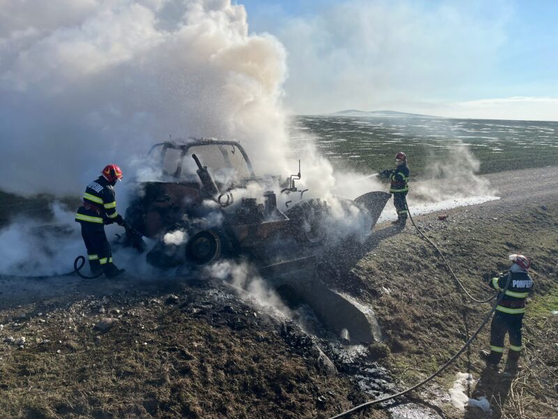 (VIDEO/FOTO) Un utilaj agricol s-a făcut scrum pe raza localității Mihail Kogălniceanu