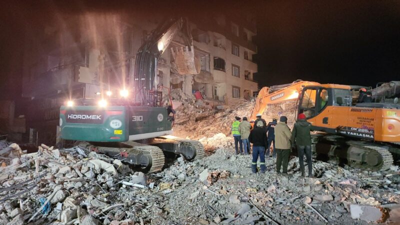 (FOTO/VIDEO) O echipă de salvatori din Constanța lucrează, zi și noapte, pentru a găsi victimele cutremurului din Turcia