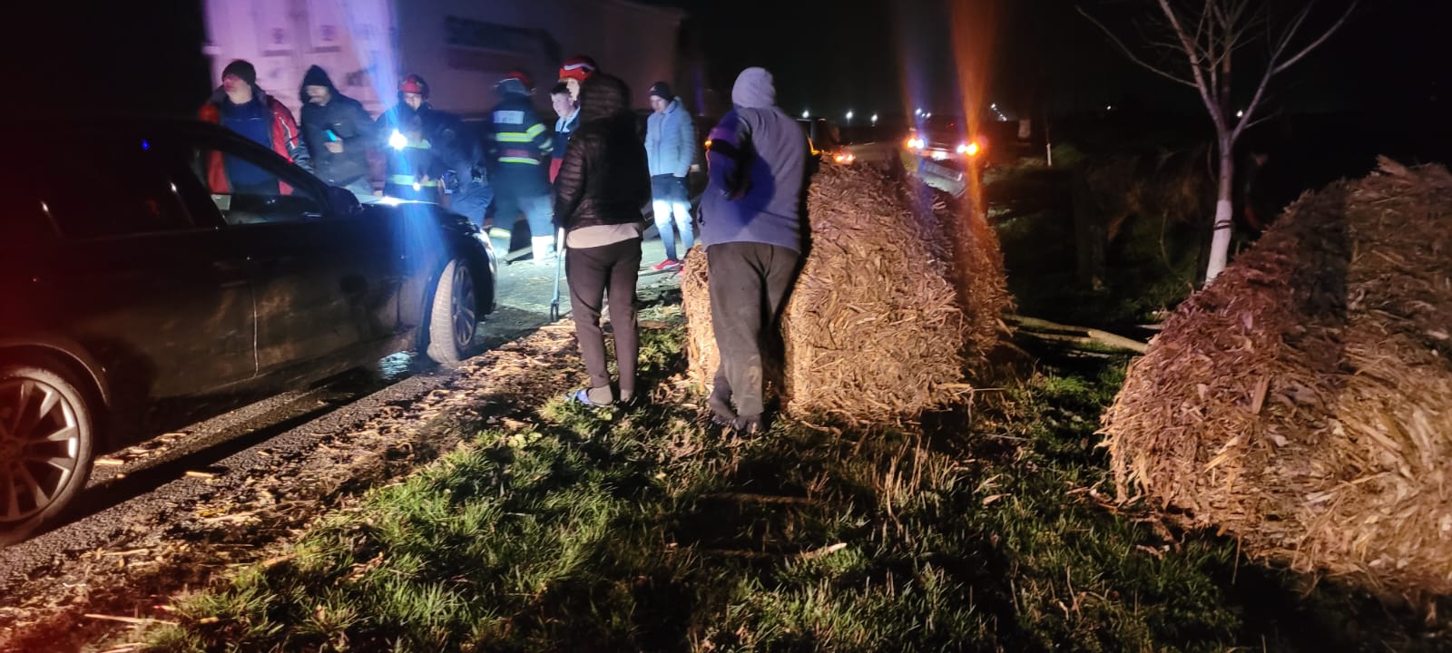 Accident pe DN3, între Ciocârlia și Cobadin. Un autoturism a intrat într-o căruță încărcată cu baloți