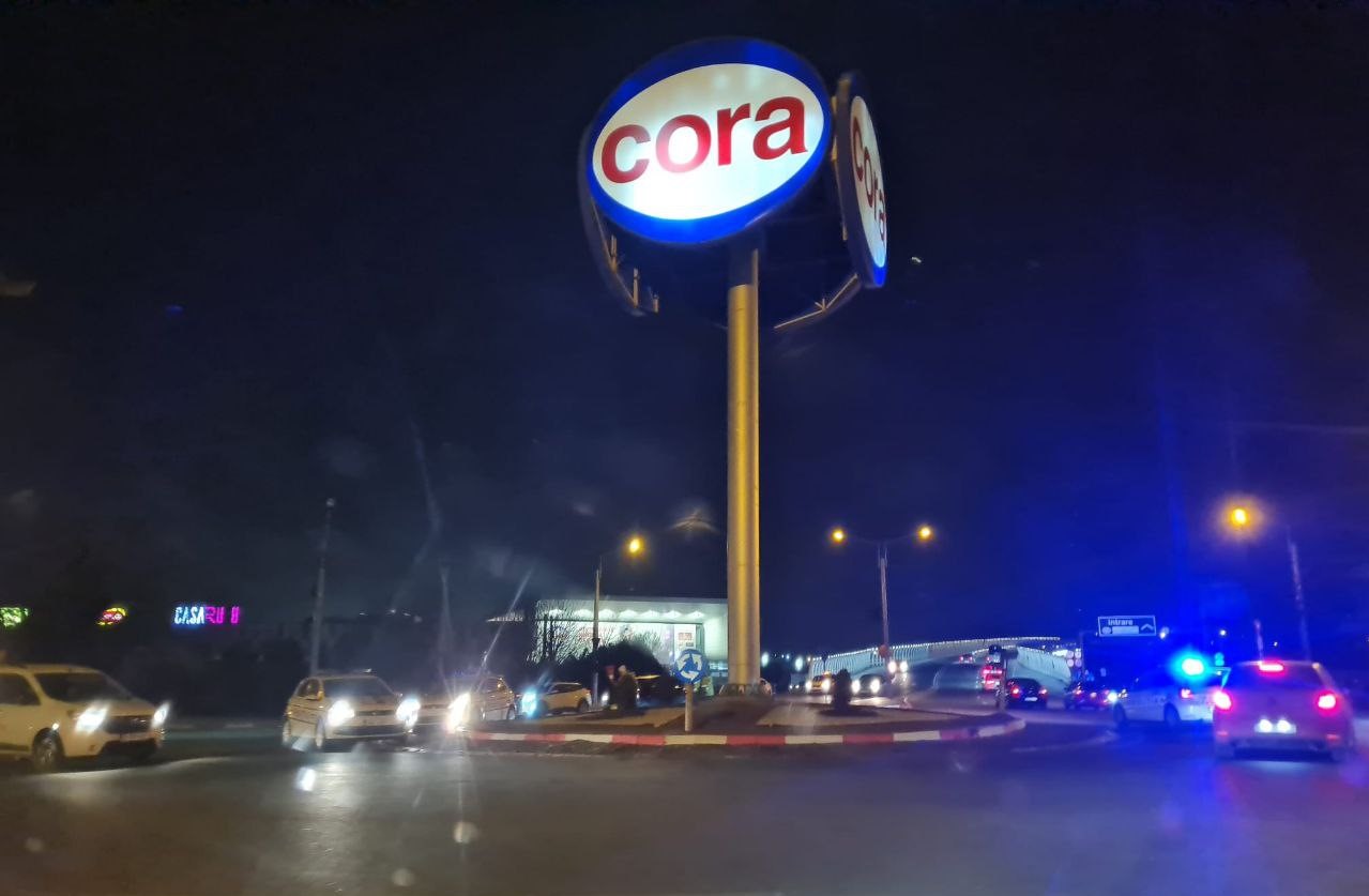 Două accidente produse la interval de câteva minute în sensul giratoriu de la Cora Brătianu
