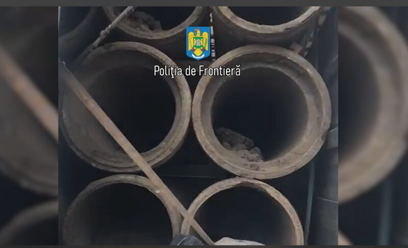 (VIDEO) Un camion plin cu tuburi de azbociment furate a fost descoperit de polițiștii de frontieră de la Cernavodă