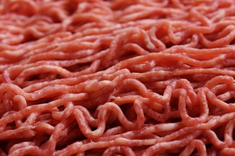 (VDEO) O gospodină a găsit carne din "plastic" la un magazin
