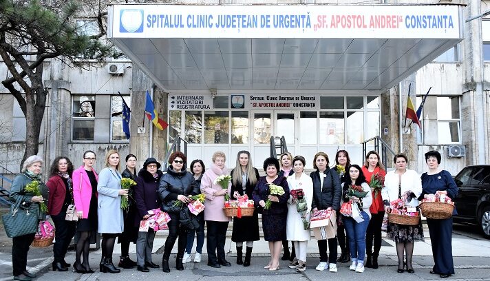 Pentru al 14-lea an consecutiv, organizația de femei a PSD Constanța a oferit flori și cadouri simbolice doamnelor medici și asistentelor, dar și pacientelor din Spitalul Județean