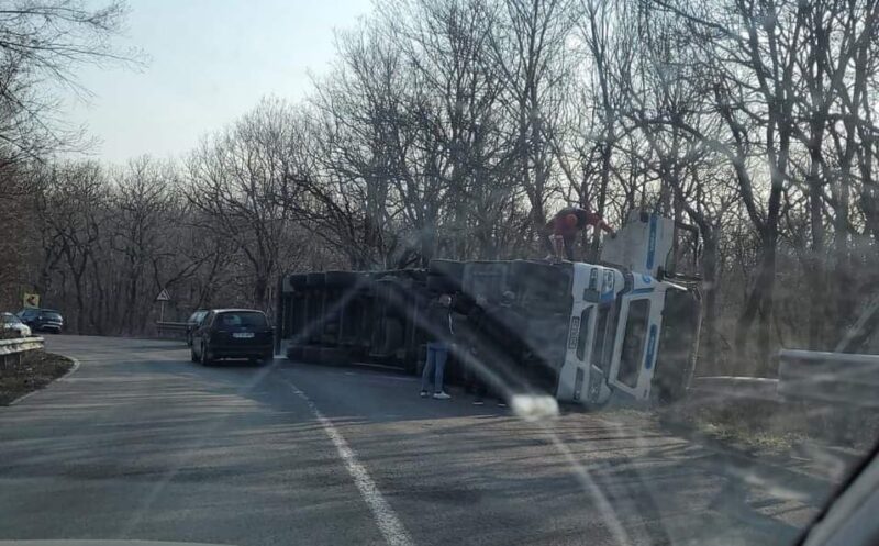 Un tir înmatriculat în Ucraina s-a răsturnat în zona unității militare din Pădurea Babadag: Traficul pe DN22 este îngreunat