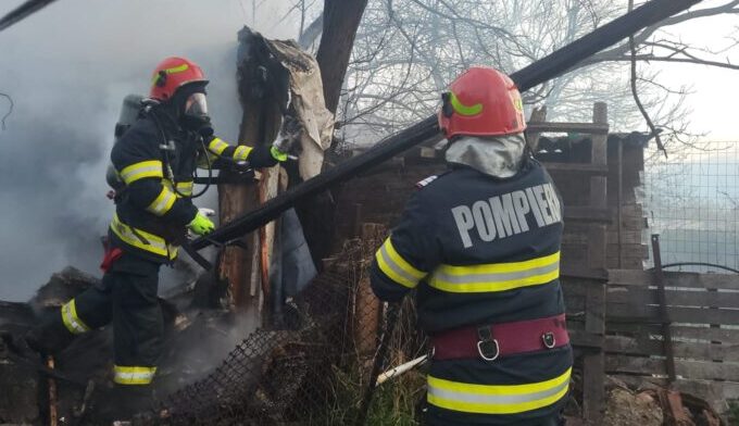 (FOTO/VIDEO) Trupul unui bărbat, găsit carbonizat în urma unui incendiu la o casă din zona Abator din Constanța