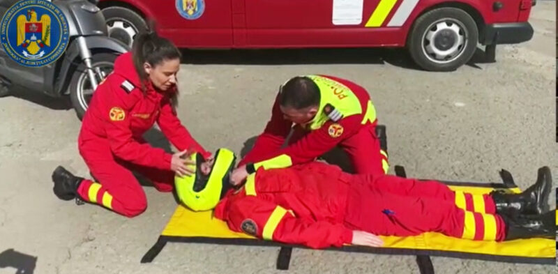 (VIDEO) Cum puteți salva viața unui motociclist rănit: Manevrele recomandate și cele de evitat, explicate de paramedicii ISU "Dobrogea"