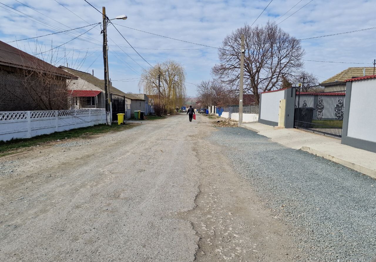 (FOTO) Trei străzi din comuna Corbu vor fi asfaltate cu bani din bugetul local. Când încep lucrările