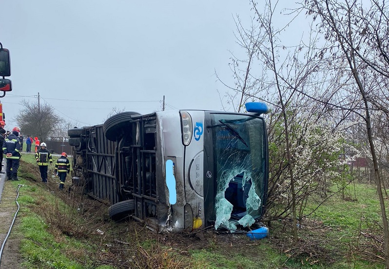 (VIDEO) Momentul în care un autocar plin cu pasageri s-a răsturnat în şanţ, filmat de o cameră de supraveghere. Patru persoane au ajuns la spital