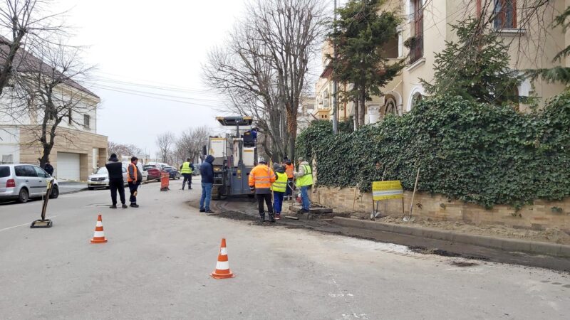 Se reabilitează carosabilul pe strada Mihai Eminescu: Traficul este restricționat, parțial, în zonă