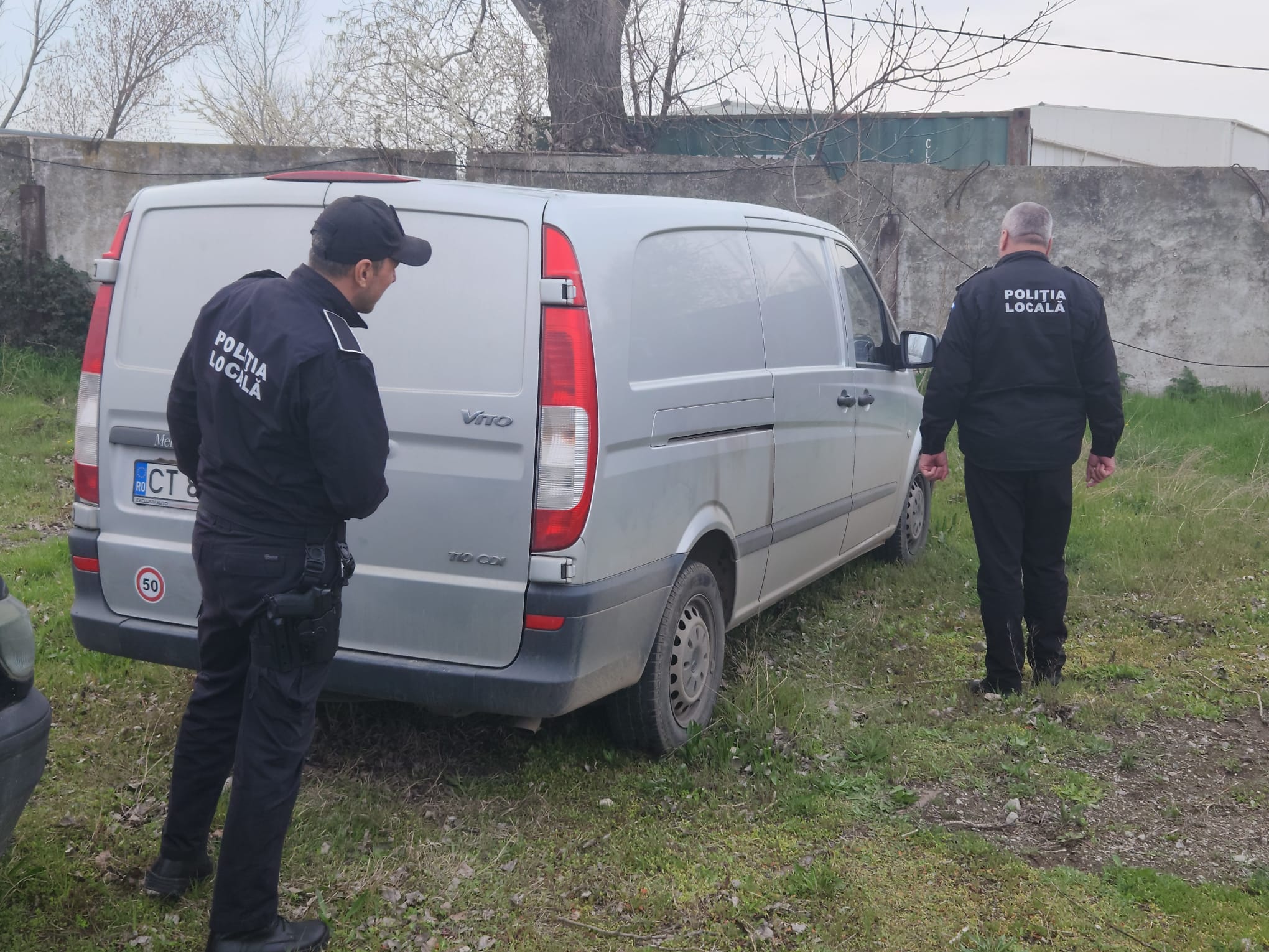 (VIDEO) O autoutilitară a fost CONFISCATĂ de polițiștii constănțeni după ce șoferul a abandonat deșeuri