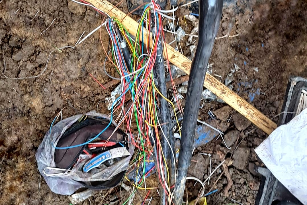 (FOTO) Doreii lovesc din nou: Angajați ai Primăriei Valu lui Traian au secționat cablurile de semnalizare feroviară aflate între stațiile Valu lui Traian-Basarabi