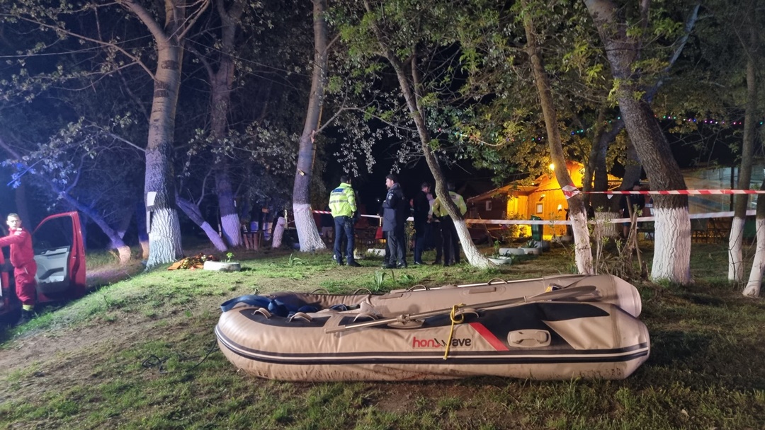 (VIDEO) Un copil de 3 ani a MURIT, iar doi minori și doi adulți sunt dispăruți după ce s-au răsturnat cu barca