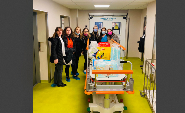 Proiectul “Lanțul mânuțelor fericiteˮ a adus bucurie copiilor de la Secţia de pediatrie și de neonatologie a Spitalului Județean Constanța