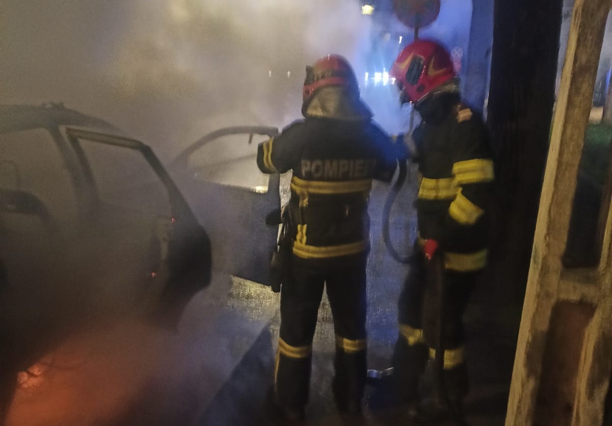 Un autoturism a luat foc pe bulevardul Mamaia, în zona Delfinariu