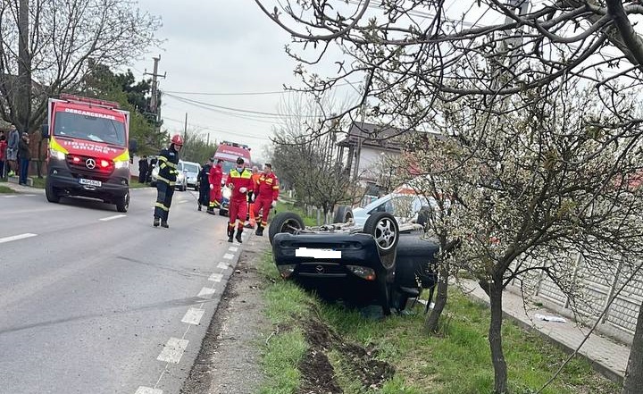 Accident în Valea Dacilor: Un autoturism s-a răsturnat. Șoferul era BEAT