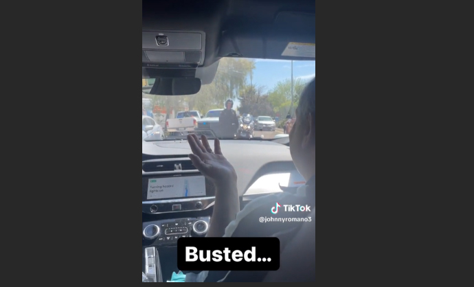 VIRAL: Un polițist încearcă să oprească o mașină fără șofer