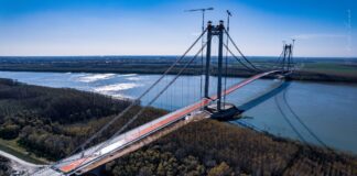 Podul suspendat peste Dunăre