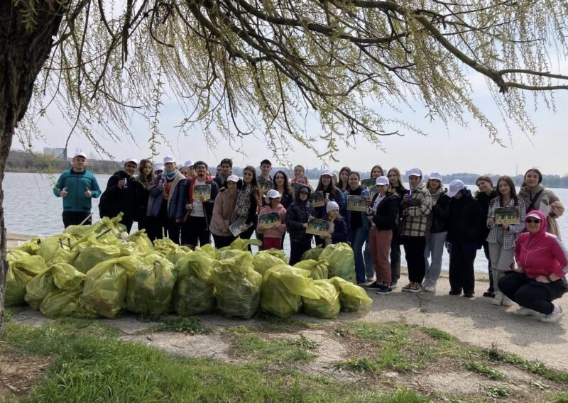 (FOTO) Studenții de la Universitatea Ovidius au ecologizat Parcul Tăbăcărie, împreună cu angajați ai Polaris M Holding