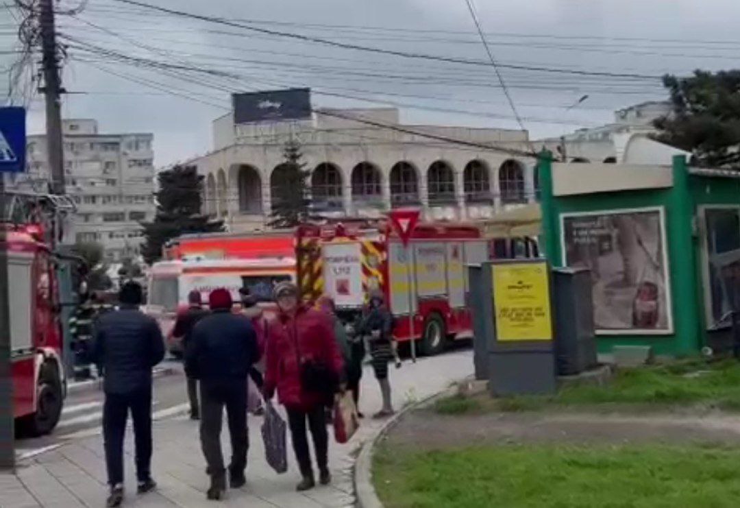Pompierii constănțeni, în ALERTĂ! Este fum pe casa scării unui bloc din zona Casa de Cultură