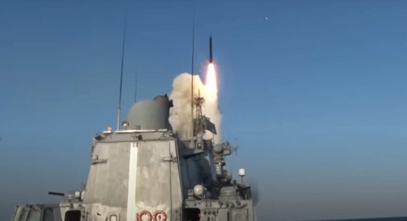 PERICOL în apropiere de România: Rusia a trimis trei nave de război încărcate cu rachete Kalibr, în Marea Neagră